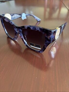 Margaret Josephs 100% UV protect,gradient black lens,tortoise shell,gold accent